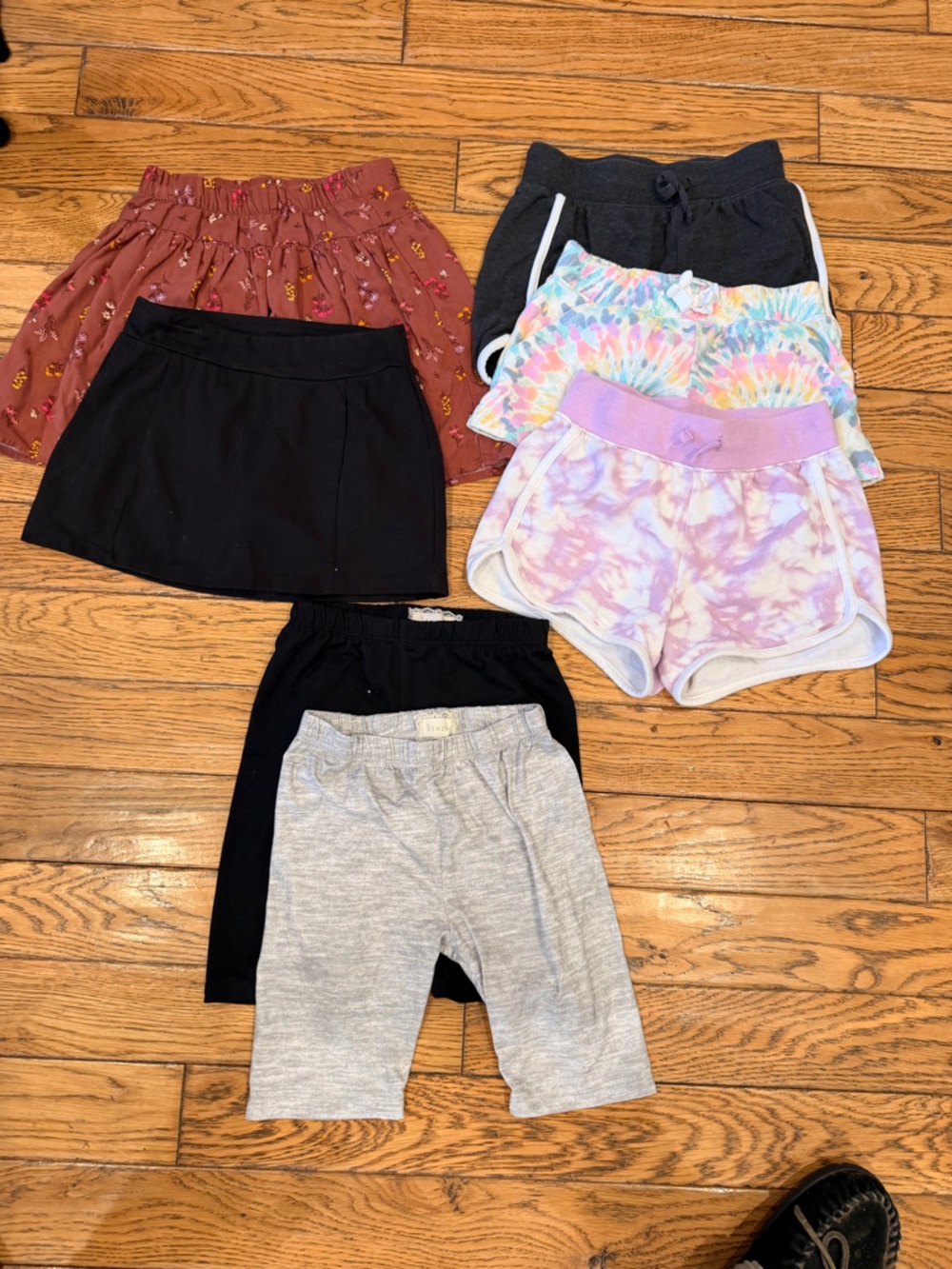 7 for 25!! Or make an offer! 5 pairs of shorts and 2  skorts
